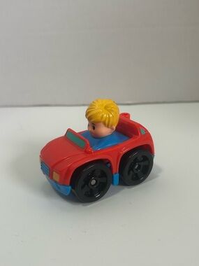 4/$20 🚙 FISHER-PRICE Little People Wheelies Blonde Hair Boy In Red Car
